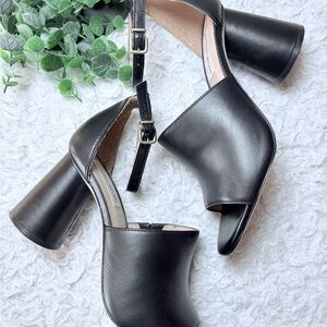 ANTONIO MELANI Black Leather Heeled Sandals Size 7.5